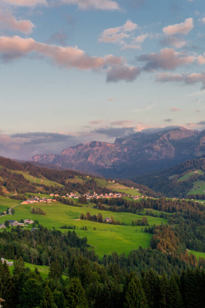 Beautiful exploration tour through the alpine country of Austria. 