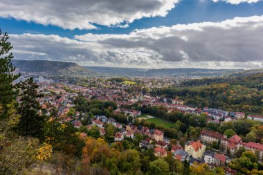 Jena-Thuringia 'daki Saale Horizontale boyunca rahat sonbahar yürüyüşü