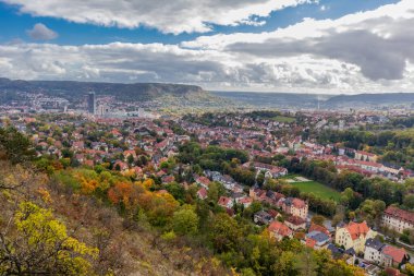 Jena-Thuringia 'daki Saale Horizontale boyunca rahat sonbahar yürüyüşü