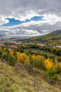 Jena-Thuringia 'daki Saale Horizontale boyunca rahat sonbahar yürüyüşü