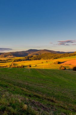 Akşam yürüyüşü Schmalkalden 'in güzel akşam ışığında - Thüringen - Almanya