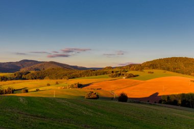 Akşam yürüyüşü Schmalkalden 'in güzel akşam ışığında - Thüringen - Almanya