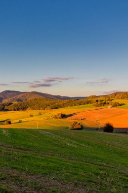 Akşam yürüyüşü Schmalkalden 'in güzel akşam ışığında - Thüringen - Almanya