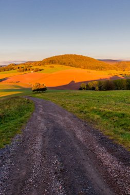 Akşam yürüyüşü Schmalkalden 'in güzel akşam ışığında - Thüringen - Almanya