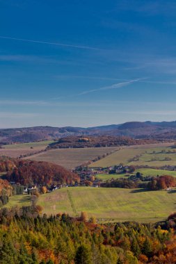 Thüringen Ormanı 'nın kıyısındaki Wartburg kasabası Eisenach' ın etrafında sonbahar yürüyüşü