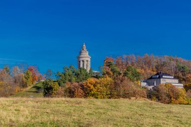 Thüringen Ormanı 'nın kıyısındaki Wartburg kasabası Eisenach' ın etrafında sonbahar yürüyüşü