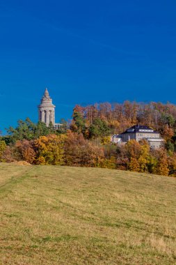 Thüringen Ormanı 'nın kıyısındaki Wartburg kasabası Eisenach' ın etrafında sonbahar yürüyüşü