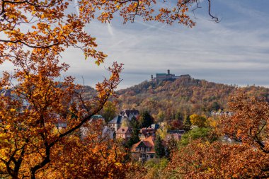 Thüringen Ormanı 'nın kıyısındaki Wartburg kasabası Eisenach' ın etrafında sonbahar yürüyüşü