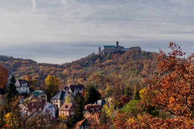 Thüringen Ormanı 'nın kıyısındaki Wartburg kasabası Eisenach' ın etrafında sonbahar yürüyüşü