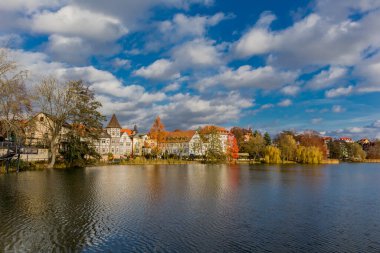Güzel Bad Salzungen-Thuringia 'da Burgsee Gölü çevresinde sonbahar turu