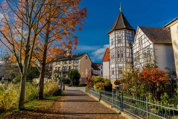 秋天游览位于美丽的坏Salzungen Thuringia的Burgsee湖周围 — 图库照片