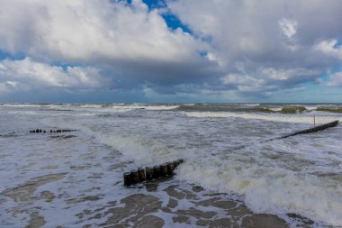 Ustronie Morskie kıyısı boyunca Polonya Baltık Denizi 'nde güzel bir sonbahar yürüyüşü - Polonya