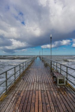 Ustronie Morskie kıyısı boyunca Polonya Baltık Denizi 'nde güzel bir sonbahar yürüyüşü - Polonya
