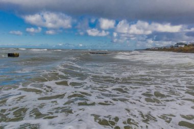 Ustronie Morskie kıyısı boyunca Polonya Baltık Denizi 'nde güzel bir sonbahar yürüyüşü - Polonya
