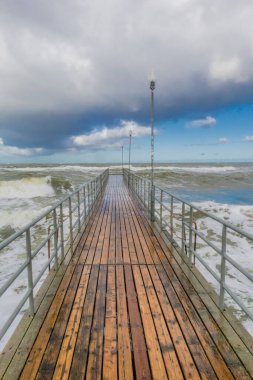 Ustronie Morskie kıyısı boyunca Polonya Baltık Denizi 'nde güzel bir sonbahar yürüyüşü - Polonya