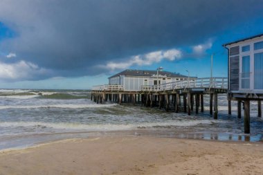 Ustronie Morskie kıyısı boyunca Polonya Baltık Denizi 'nde güzel bir sonbahar yürüyüşü - Polonya