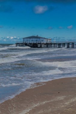Ustronie Morskie kıyısı boyunca Polonya Baltık Denizi 'nde güzel bir sonbahar yürüyüşü - Polonya