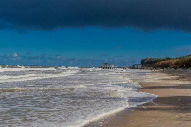 Ustronie Morskie kıyısı boyunca Polonya Baltık Denizi 'nde güzel bir sonbahar yürüyüşü - Polonya