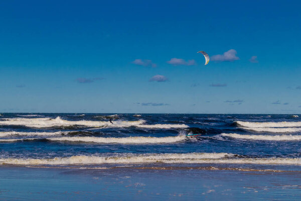 Пляжная прогулка от Кольберга по польскому Балтийскому морю - Польша