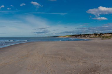 Polonya Baltık Denizi 'nde güzel bir sonbahar yürüyüşü Kolberg - Polonya