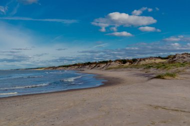Polonya Baltık Denizi 'nde güzel bir sonbahar yürüyüşü Kolberg - Polonya