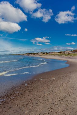 Polonya Baltık Denizi 'ndeki Jamno Nehri' nin ağzına doğru güzel bir sahil yürüyüşü.