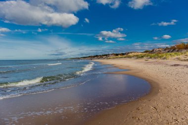 Polonya Baltık Denizi 'ndeki Jamno Nehri' nin ağzına doğru güzel bir sahil yürüyüşü.