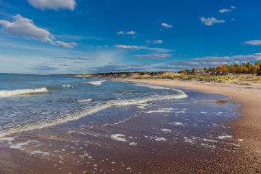 Polonya Baltık Denizi 'ndeki Jamno Nehri' nin ağzına doğru güzel bir sahil yürüyüşü.