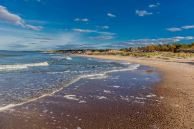 Polonya Baltık Denizi 'ndeki Jamno Nehri' nin ağzına doğru güzel bir sahil yürüyüşü.