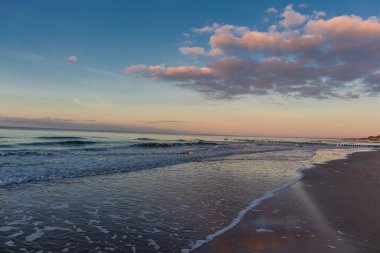 Mielno, Polonya 'daki sahil boyunca akşam yürüyüşü.