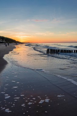 Mielno, Polonya 'daki sahil boyunca akşam yürüyüşü.