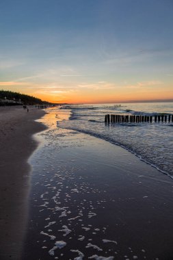 Mielno, Polonya 'daki sahil boyunca akşam yürüyüşü.