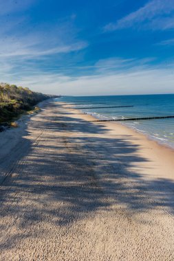 Trzesacz 'ın kilometrelerce uzunluğundaki sahil yolu boyunca güzel bir sahil yürüyüşü - Polonya