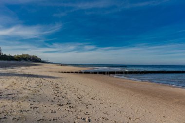 Trzesacz 'ın kilometrelerce uzunluğundaki sahil yolu boyunca güzel bir sahil yürüyüşü - Polonya