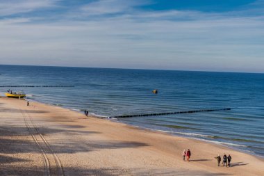 Trzesacz 'ın kilometrelerce uzunluğundaki sahil yolu boyunca güzel bir sahil yürüyüşü - Polonya