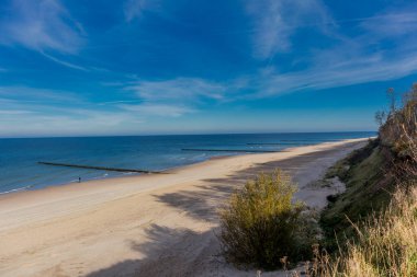 Trzesacz 'ın kilometrelerce uzunluğundaki sahil yolu boyunca güzel bir sahil yürüyüşü - Polonya