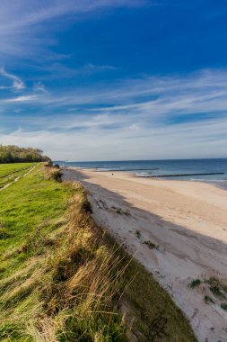 Trzesacz 'ın kilometrelerce uzunluğundaki sahil yolu boyunca güzel bir sahil yürüyüşü - Polonya
