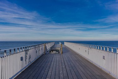 Trzesacz 'ın kilometrelerce uzunluğundaki sahil yolu boyunca güzel bir sahil yürüyüşü - Polonya