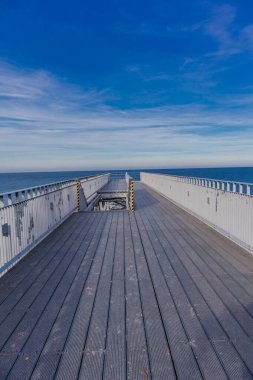 Trzesacz 'ın kilometrelerce uzunluğundaki sahil yolu boyunca güzel bir sahil yürüyüşü - Polonya
