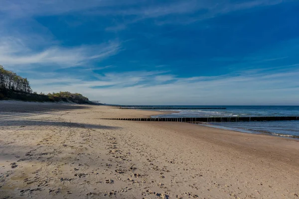 Trzesacz 'ın kilometrelerce uzunluğundaki sahil yolu boyunca güzel bir sahil yürüyüşü - Polonya