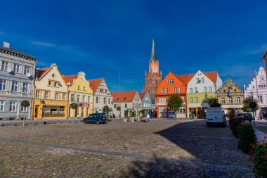 Baltık Denizi 'nin Trzebiatw kasabasını ve güzel anıtlarını keşfetmek - Polonya