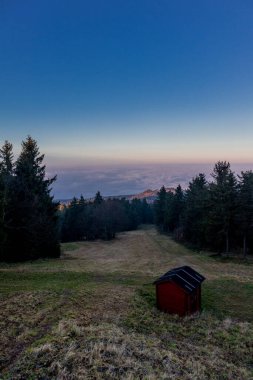 Inselsberg 'deki Thuringian Ormanı' nın en yüksek noktalarından birinde güzel bir günbatımı.