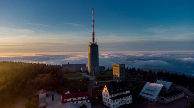 Inselsberg - Thüringen - Almanya çevresindeki güneşli bir günde sonbahar yürüyüşü