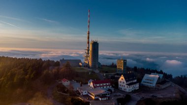 Inselsberg - Thüringen - Almanya çevresindeki güneşli bir günde sonbahar yürüyüşü