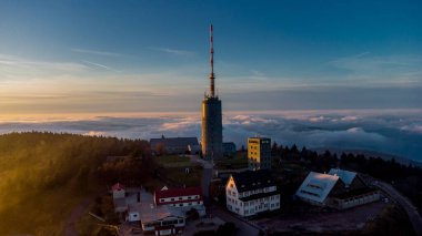 Inselsberg - Thüringen - Almanya çevresindeki güneşli bir günde sonbahar yürüyüşü