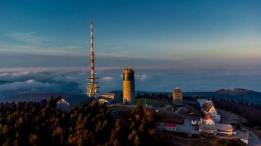 Inselsberg - Thüringen - Almanya çevresindeki güneşli bir günde sonbahar yürüyüşü