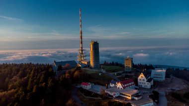 Inselsberg - Thüringen - Almanya çevresindeki güneşli bir günde sonbahar yürüyüşü