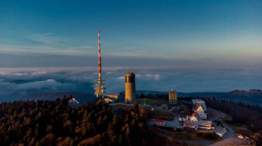 Inselsberg - Thüringen - Almanya çevresindeki güneşli bir günde sonbahar yürüyüşü