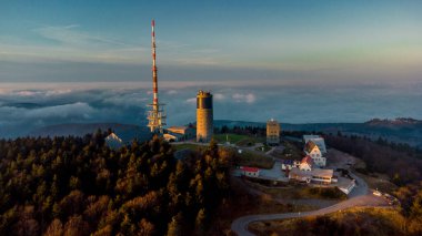 Inselsberg - Thüringen - Almanya çevresindeki güneşli bir günde sonbahar yürüyüşü