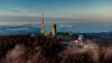 Inselsberg - Thüringen - Almanya çevresindeki güneşli bir günde sonbahar yürüyüşü